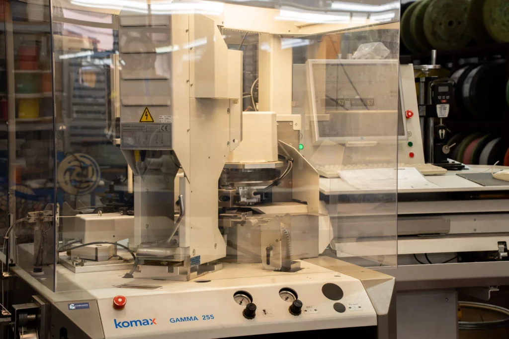 machine KOMAX Gamma 255 fabrication câbles sur mesure – JM Cableados